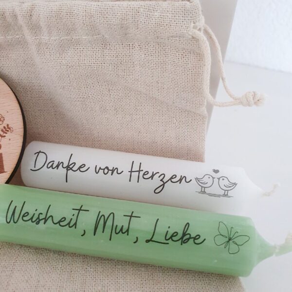 Bedruckte Kerzen mit Sprüche wie Danke von Herzen und Wahrheit, Mut, Liebe mit Jute Säckchen Geschenkidee für Mama oder Oma