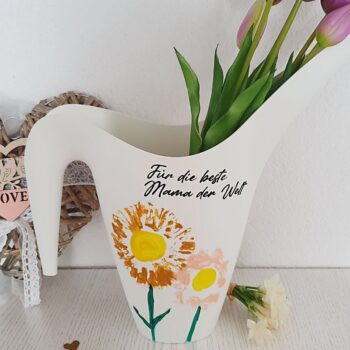 Überrasche deine Mama zum Muttertag mit unserem DIY Bastelset 'Giesskanne bemalen und personalisieren'. Das perfekte Geschenk für kleine Künstler und ihre besonderen Momente! 🌸