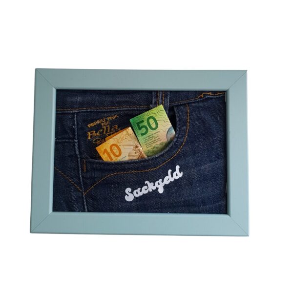 Setz ein Statement mit Stil: Der Jeans-Rahmen 'Sackgeld' in Weiß oder Türkis als Geldgeschenk. Handgemacht, herzlich und mit einer persönlichen Note.