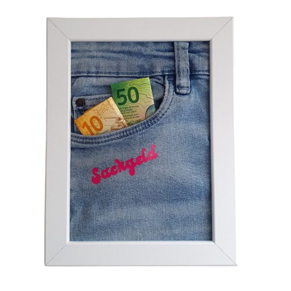 Setz ein Statement mit Stil: Der Jeans-Rahmen 'Sackgeld' in Weiß oder Türkis als Geldgeschenk. Handgemacht, herzlich und mit einer persönlichen Note.