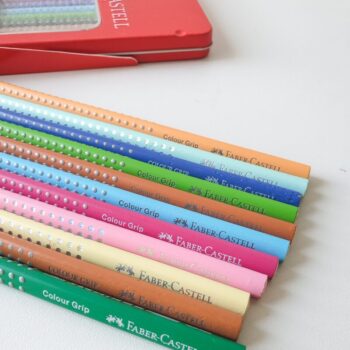 Personalisierte Faber-Castell Colour Grip Farbstifte mit Gravur – hochwertige Geschenkidee für die Einschulung, den ersten Schultag für Kinder.