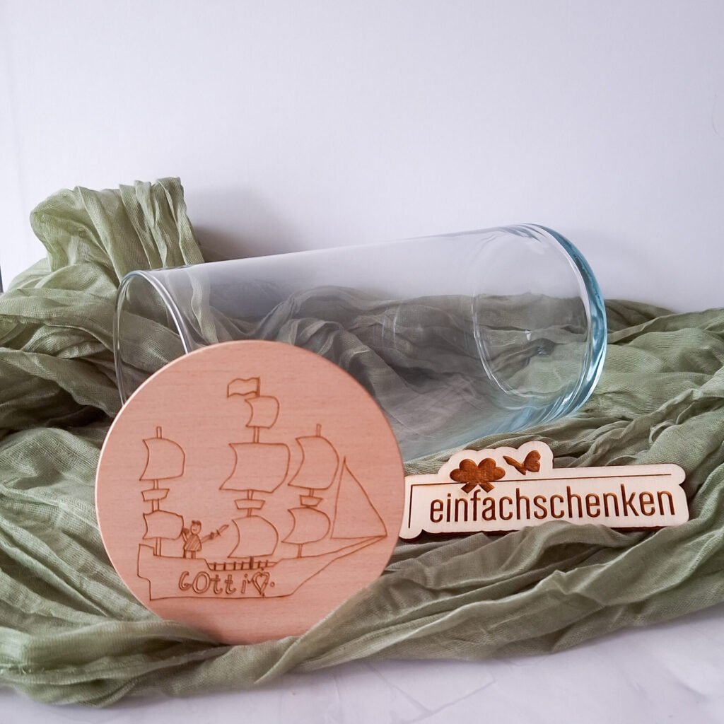 Inspiration einer Kundenbestellung: Vorratsglas mit Holzdeckel und gravierter Kinderzeichnung für Gotti als Geschenkidee zum Geburtstag oder Weihnachten, auch für Götti oder Grosseltern als Geschenk geeignet