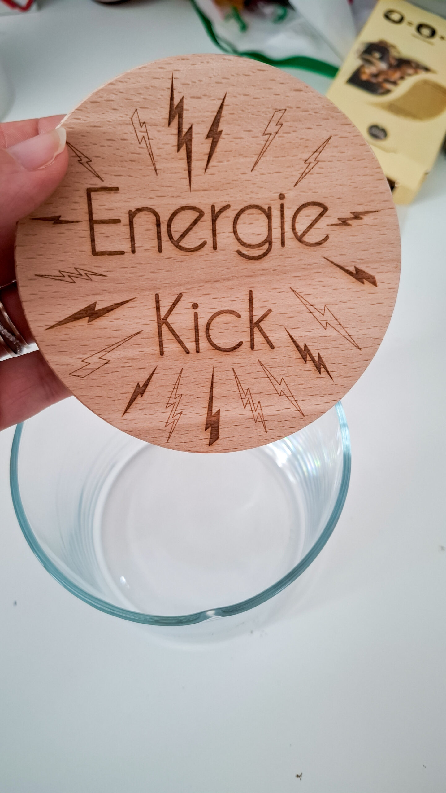 Glas Vorratsglas mit graviertem Holzdeckel „Energie Kick“ und Blitzmotiv – Beispielgravur als Geschenkidee für Kaffee- oder Snackliebhaber