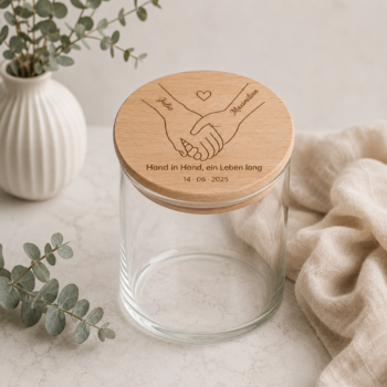 Personalisiertes Vorratsglas mit Gravur auf dem Holzdeckel, händchenhaltendes Paar mit Namen, Spruch Hand in Hand ein Leben lang und Hochzeitsdatum, als Hochzeitsgeschenk