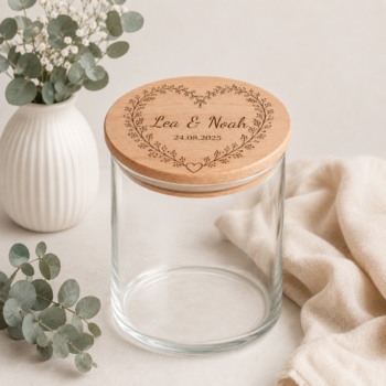 Personalisiertes Vorratsglas mit Gravur auf dem Holzdeckel, Namen des Brautpaars, herzförmiger Blumenkranz und Hochzeitsdatum, als Hochzeitsgeschenk