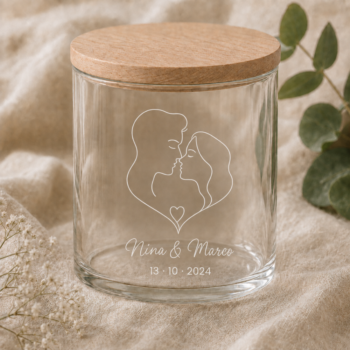 Personalisiertes Vorratsglas mit Gravur, Line-Art-Paarmotiv, Namen des Brautpaars und Hochzeitsdatum, mit Holzdeckel aus Buche, als Hochzeitsgeschenk