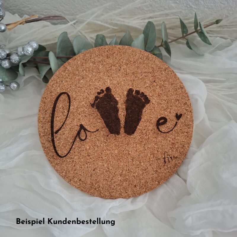 Korkuntersetzer mit Gravur Pfannenuntersetzer Geschenkidee für Gotti, Götti, Grosseltern mit Baby Fussabdrücke zu Weihnachten oder als Erinnerung