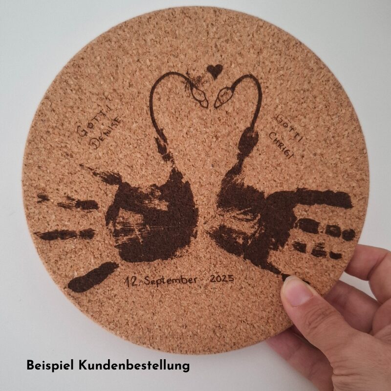 Korkuntersetzer Gravur Pfannenuntersetzer Hochzeitsgeschenk Idee mit Kinder Beteiligung Schwäne als Handabdrücke und Personalisierung