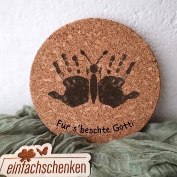 Unsere Pfannenuntersetzer aus Kork sind ein nützliches (Weihnachts)-Geschenk zum basteln mit Kindern für Oma, Opa, Gotti, Götti mit Kinderzeichnung, einfach