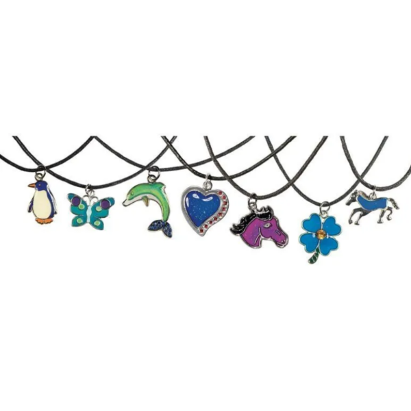 Perfekte Einschulungsgeschenk: Die farbwechselnde Glücksbringer Stimmungskette, die ihre Farbe mit der Körpertemperatur ändert. Wähle ein Motiv und entdecke, was die Farben bedeuten. Ideal für den Schulanfang!