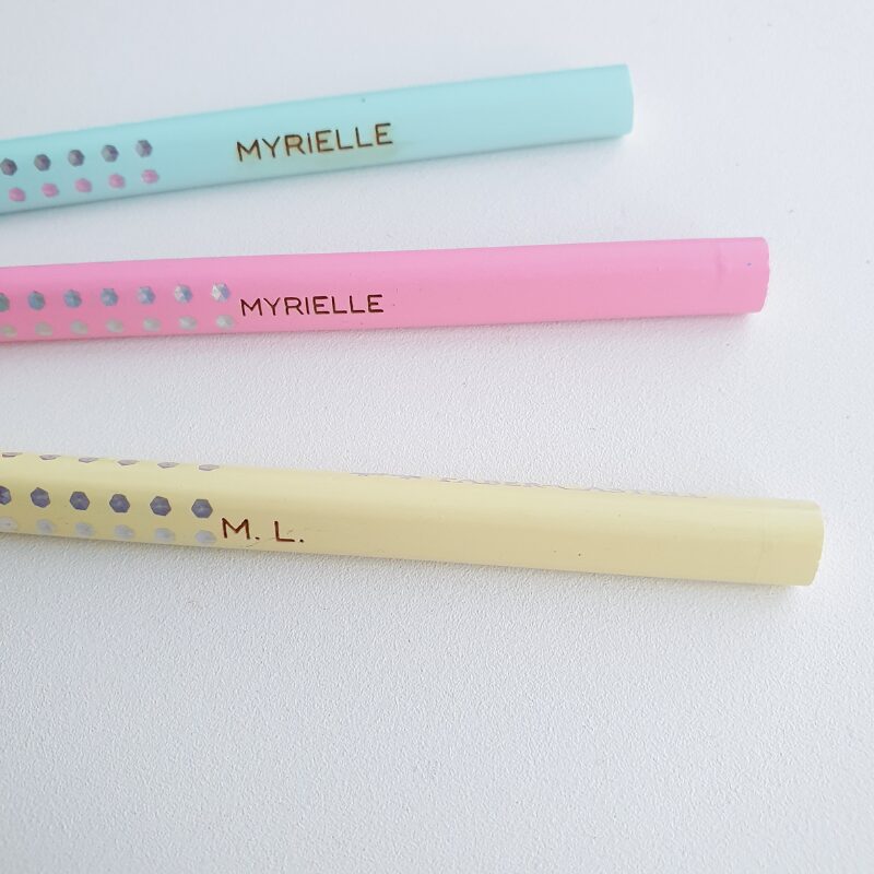 Entdecke das personalisierte Faber-Castell Sparkle Geschenkset Schmettling: Perfekt für Schulanfänger und kreative Teenager. Mit Namensgravur auf jedem Stift.