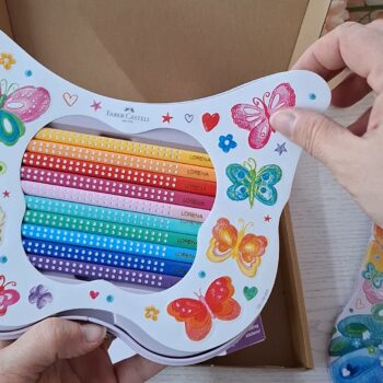 Faber-Castell Colour Grip Farbstifte mit personalisiertem Namen in Schmetterlingsverpackung als Geschenk für Kinder.