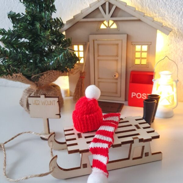 Starte magisch in die Adventszeit mit unserem Wichteltüre Starter Set. Inkl. Baum, Holz-Wichteltüre, eine Fahrplan, Wichtelbriefen, Wichtelgeschichte uvm.