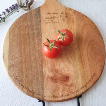 Dieses Mangoholz-Schneidebrett ist das perfekte Geschenk für Foodies und Gastgeberinnen, z.B. für Oma, Mama oder für jede andere Frau. Personalisierbar.