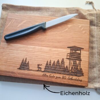 Personalisiertes Holz-Schneidebrett mit Gravur als Geschenk zum 80. Geburtstag, Naturmotiv mit Wald und Hochsitz, individuelle Widmung