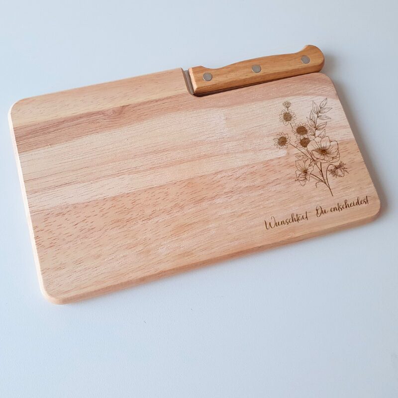 Personalisiertes Schneidebrett mit Blumen Gravur – das perfekte Geschenk für Mama, Oma oder Gotti. Leherinnen, Erzieherinnen, Spielgruppenleiterinnen, Kita-Mitarbeiterinnen. Praktisch, stilvoll und individuell gestaltbar. Sommerblumenstrauss