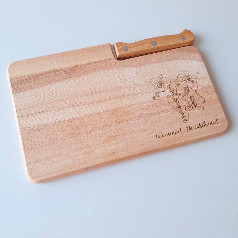 Personalisiertes Schneidebrett mit Blumen Gravur – das perfekte Geschenk für Mama, Oma oder Gotti. Leherinnen, Erzieherinnen, Spielgruppenleiterinnen, Kita-Mitarbeiterinnen. Praktisch, stilvoll und individuell gestaltbar. Orchidee