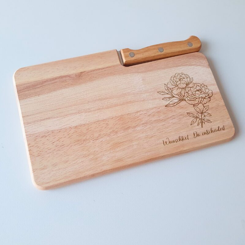 Personalisiertes Schneidebrett mit Blumen Gravur – das perfekte Geschenk für Mama, Oma oder Gotti. Leherinnen, Erzieherinnen, Spielgruppenleiterinnen, Kita-Mitarbeiterinnen. Praktisch, stilvoll und individuell gestaltbar. Pfingstrose