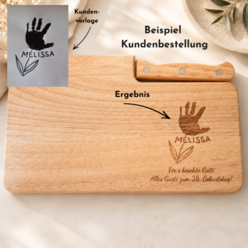 Kundenfeedback zu einem personalisierten Holzschneidebrett mit gravierter Kinderzeichnung zum 30. Geburtstag des Göttis, inklusive Kundenvorlage und fertigem Ergebnis.