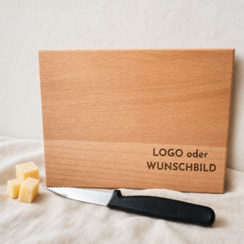 Personalisiertes Wanderbrettli aus Buchenholz mit integriertem Messer und Gravur nach Wunsch, zum Beispiel mit Logo, Wunschtext oder Wunschbild.