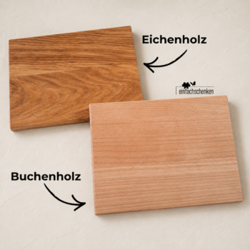 Vergleich der Wanderbrettli-Varianten aus Buchenholz und Eichenholz, damit die unterschiedlichen Holzfarben und Maserungen sichtbar sind.