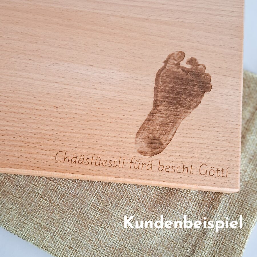 Verewige Hand- oder Fussabdrücke auf einem personalisierten Schneidebrett aus Buchenholz. Perfektes Geschenk für Eltern, Grosseltern oder Paten Geschenk