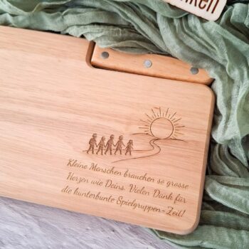 Abschiedsgeschenk für die Spielgruppe: Schneidebrett mit Gravur & Messer, nützliches Abschlussgeschenk für die Spielgruppenleiterin. Sofort lieferbar.