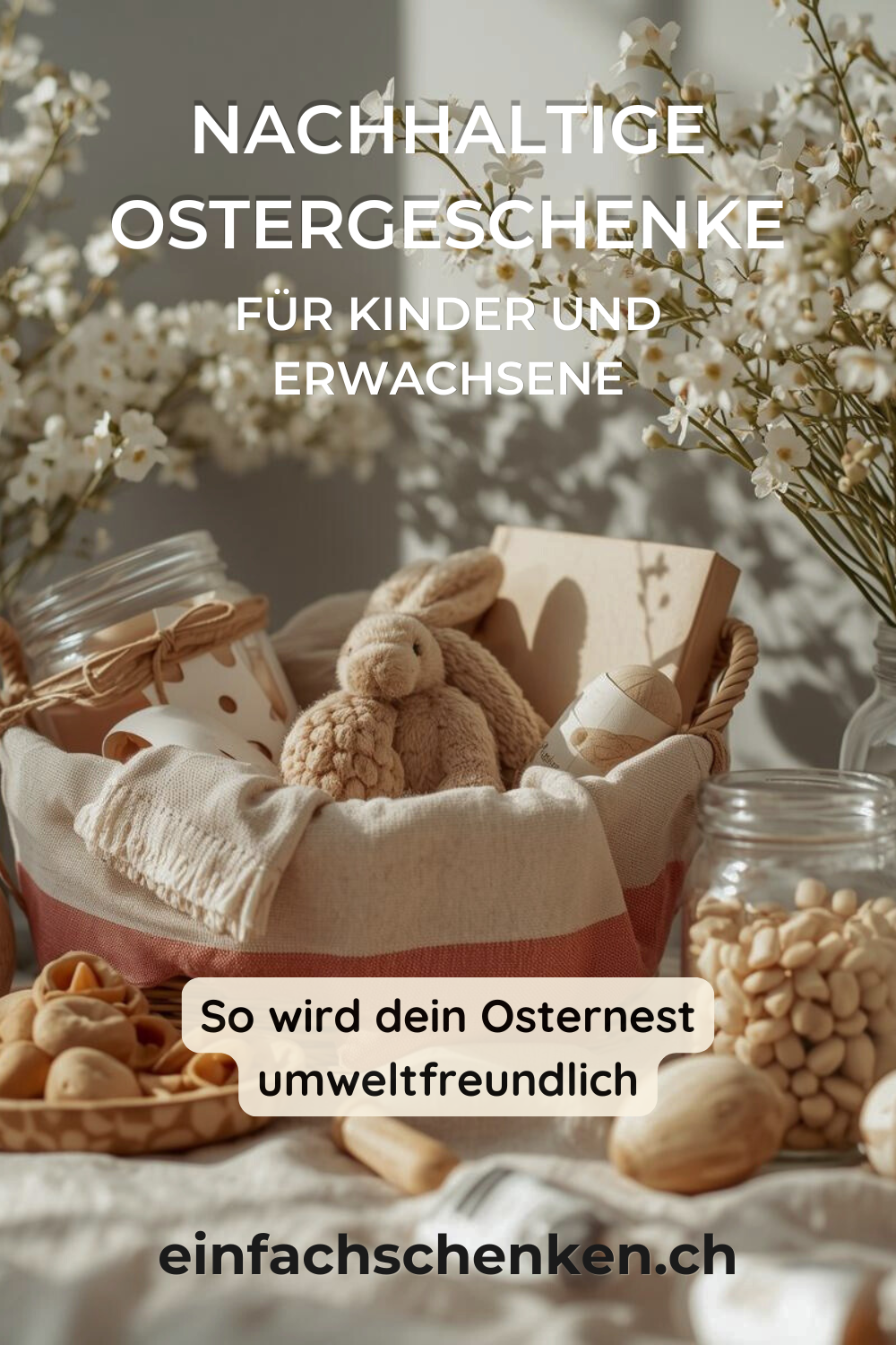 Natürliches Osternest mit nachhaltigen Geschenken aus Holz, Stoff und Glas, dekoriert mit Blumen, Pinterest Pin für umweltfreundliche Ostergeschenke