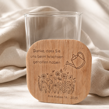 Vorratsglas mit graviertem Holzdeckel, Danke, dass sie uns beim Wachsen geholfen haben und Blumenmotiv als Abschiedsgeschenk für eine Lehrperson von der Klasse.