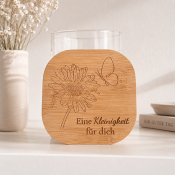Vorratsglas mit graviertem Holzdeckel, Blumenmotiv und Text als persönliches Mitbringsel oder kleine Geschenkidee.