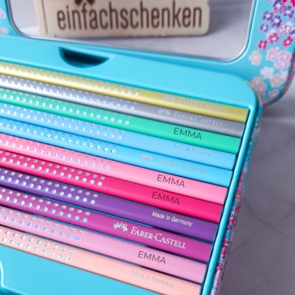 Personalisierte Sparkle Buntstifte Geschenkset – mit Namen graviert, 20 Farben & Spitzer. Praktisches, nützliches Geschenk für kreative Kinder.