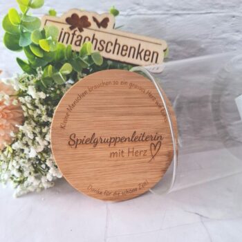 Geschenkidee: Vorratsglas mit Holzdeckel und Gravur als Abschiedsgeschenk für Spielgruppenleiterin