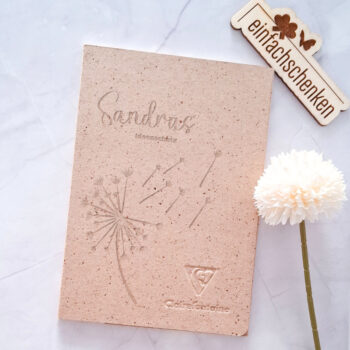 Personalisiertes Notizbuch mit Gravur & Pusteblume – nachhaltiges Geschenk für Frauen zum Abschied, Geburtstag oder kreativen Neubeginn.