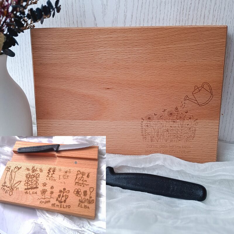 Personalisierbares Schneidebrett mit Blumenwiese, Wunschtext & Namen der Kinder – sinnvolles Abschiedsgeschenk für LehrerIn oder KindergärtnerIn.