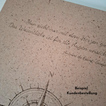 Personalisiertes Notizbuch mit graviertem Wunschtext als individuelle Geschenkidee und Beispiel einer Kundenbestellung Nahaufnahme