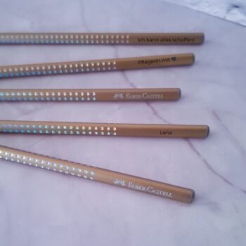 Goldene Sparkle-Bleistifte mit Wunschgravur – das perfekte Geschenk für Studierende, Pflegerinnen & Herzensmenschen. 5er-Set aus nachhaltigem Holz.