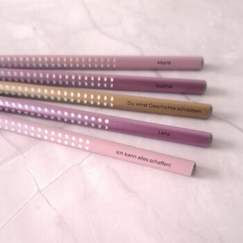 Personalisierte Glitzer-Bleistifte von Faber-Castell mit Gravur in Rosa, Violett & Gold. Ideal zur Einschulung oder als Geschenk für Kinder & Lehrerinnen.