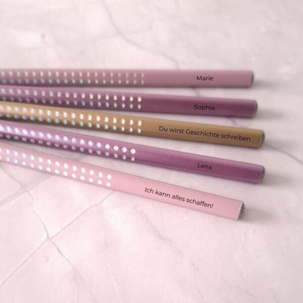 Personalisierte Glitzer-Bleistifte von Faber-Castell mit Gravur in Rosa, Violett & Gold. Ideal zur Einschulung oder als Geschenk für Kinder & Lehrerinnen.