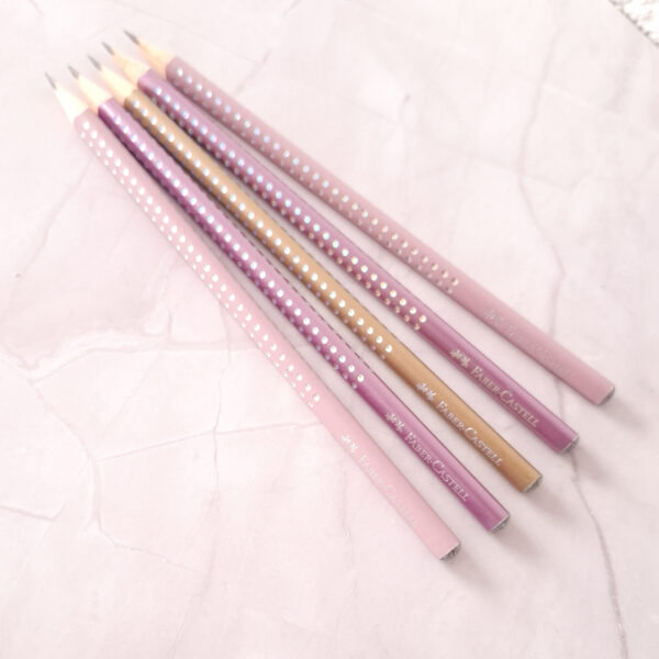 Personalisierte Glitzer-Bleistifte von Faber-Castell mit Gravur in Rosa, Violett & Gold. Ideal zur Einschulung oder als Geschenk für Kinder & Lehrerinnen.