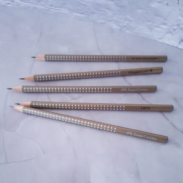 Goldene Sparkle-Bleistifte mit Wunschgravur – das perfekte Geschenk für Studierende, Pflegerinnen & Herzensmenschen. 5er-Set aus nachhaltigem Holz.