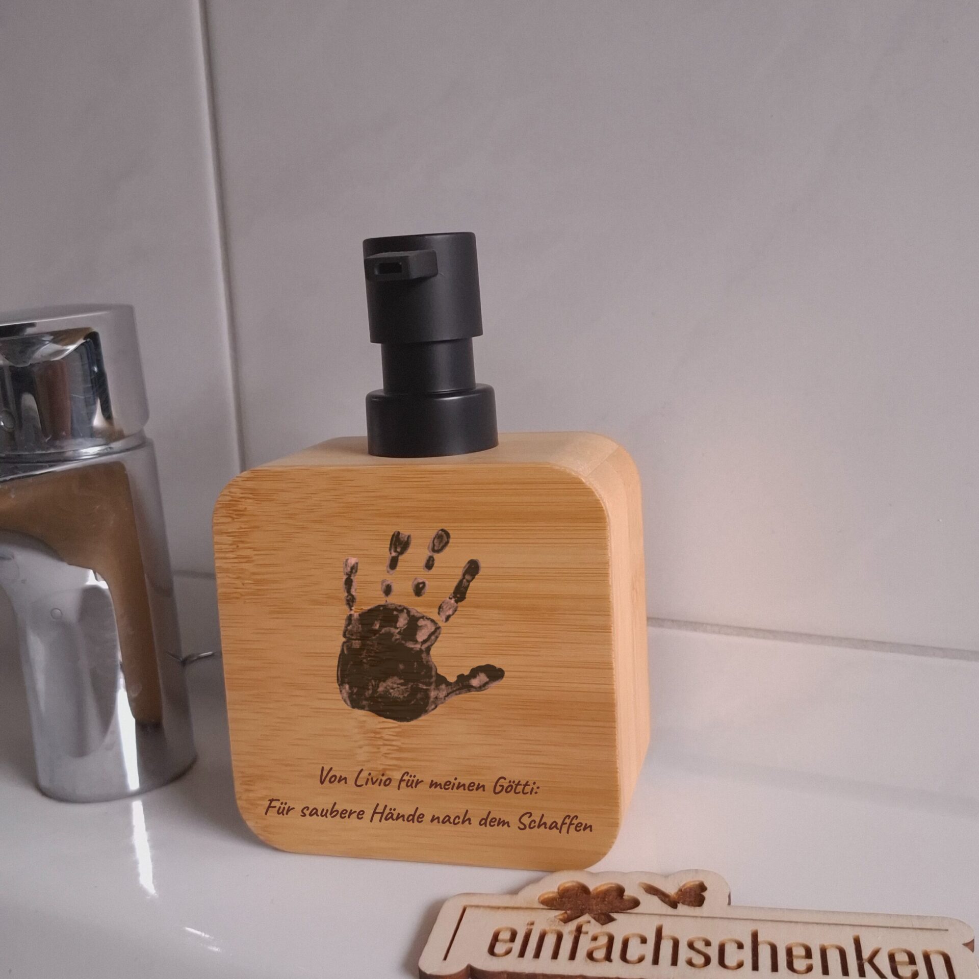 Personalisierter Seifenspender aus Bambus mit Handabdruck & Wunschtext – nachhaltiges Geschenk für Papa, Opa oder Götti. Praktisch & emotional zugleich.