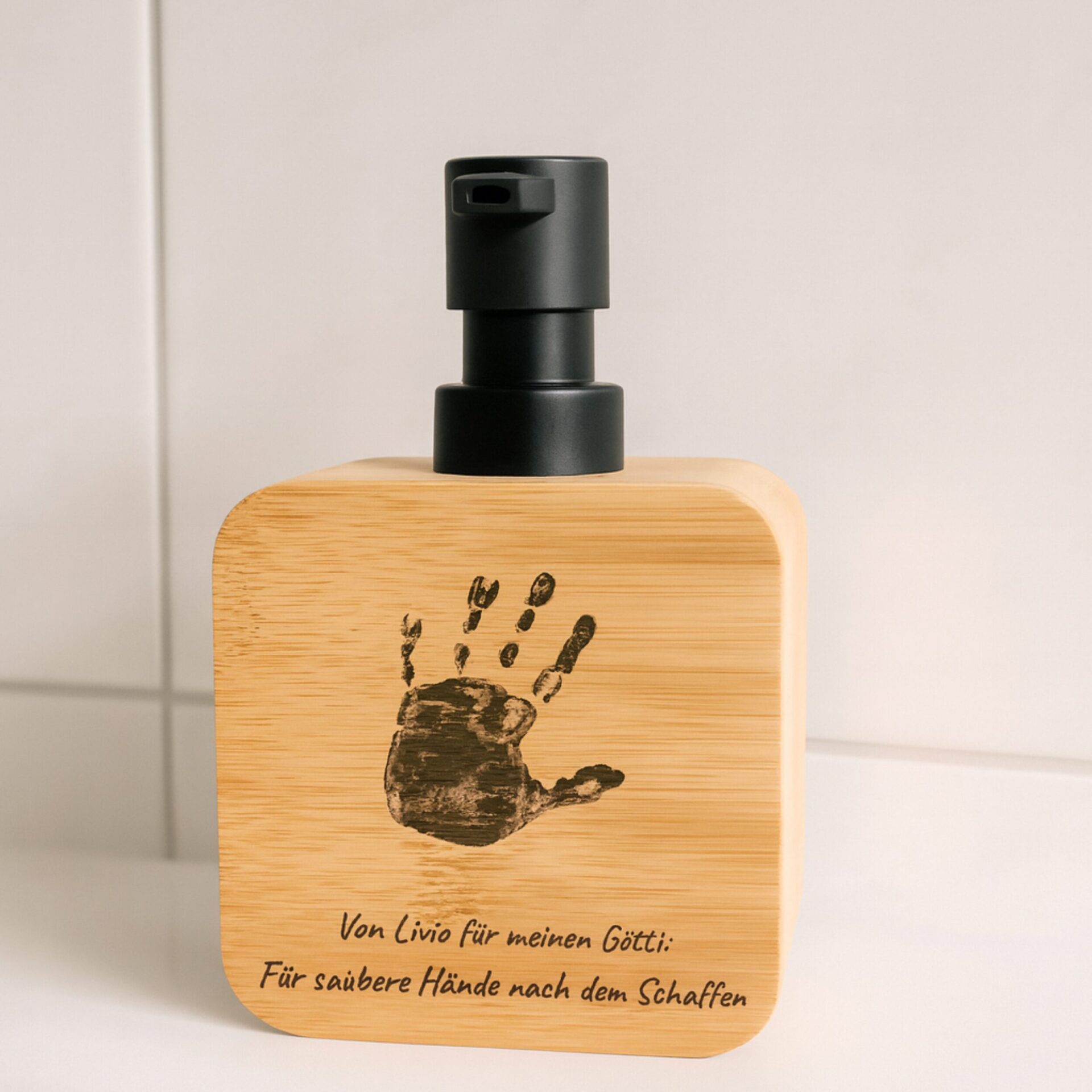 Personalisierter Seifenspender aus Bambus mit Handabdruck & Wunschtext – nachhaltiges Geschenk für Papa, Opa oder Götti. Praktisch & emotional zugleich.