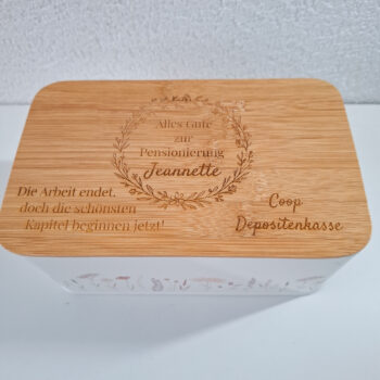 Personalisiertes Gemeinschaftsgeschenk zur Pensionierung – gravierte Vorratsdose aus Holz mit Namen, ideal als Geldgeschenk, Gutscheinbox oder Abschiedsgeschenk für Kollegin oder Kollege