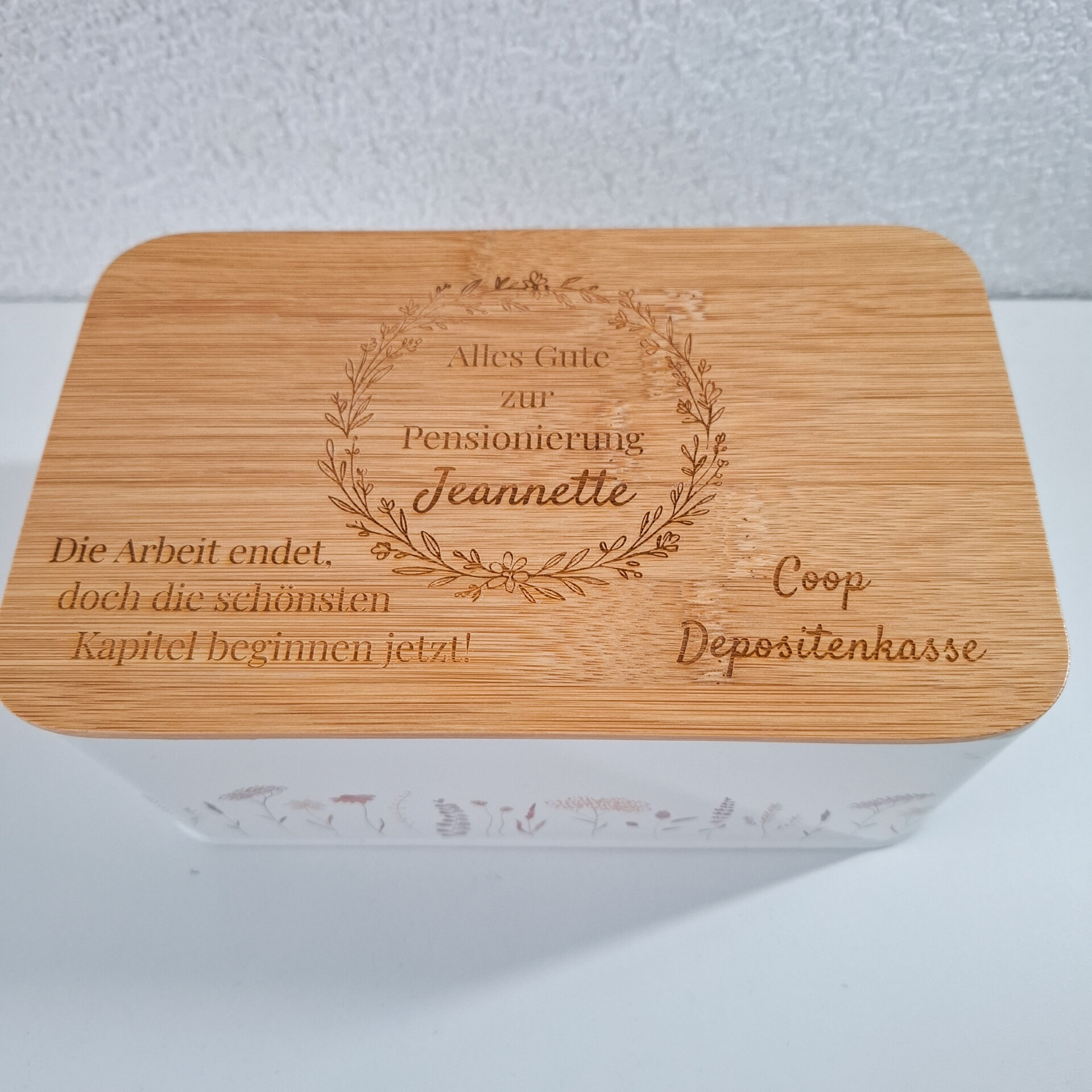 Personalisiertes Gemeinschaftsgeschenk zur Pensionierung – gravierte Vorratsdose aus Holz mit Namen, ideal als Geldgeschenk, Gutscheinbox oder Abschiedsgeschenk für Kollegin oder Kollege