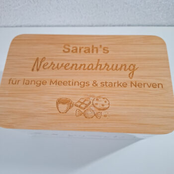 Personalisierte Keksdose aus Holz mit Gravur „Nervennahrung“ und Name – Guetzlidose als humorvolle Geschenkidee für Büro, lange Meetings, Kollegin oder Kollegin