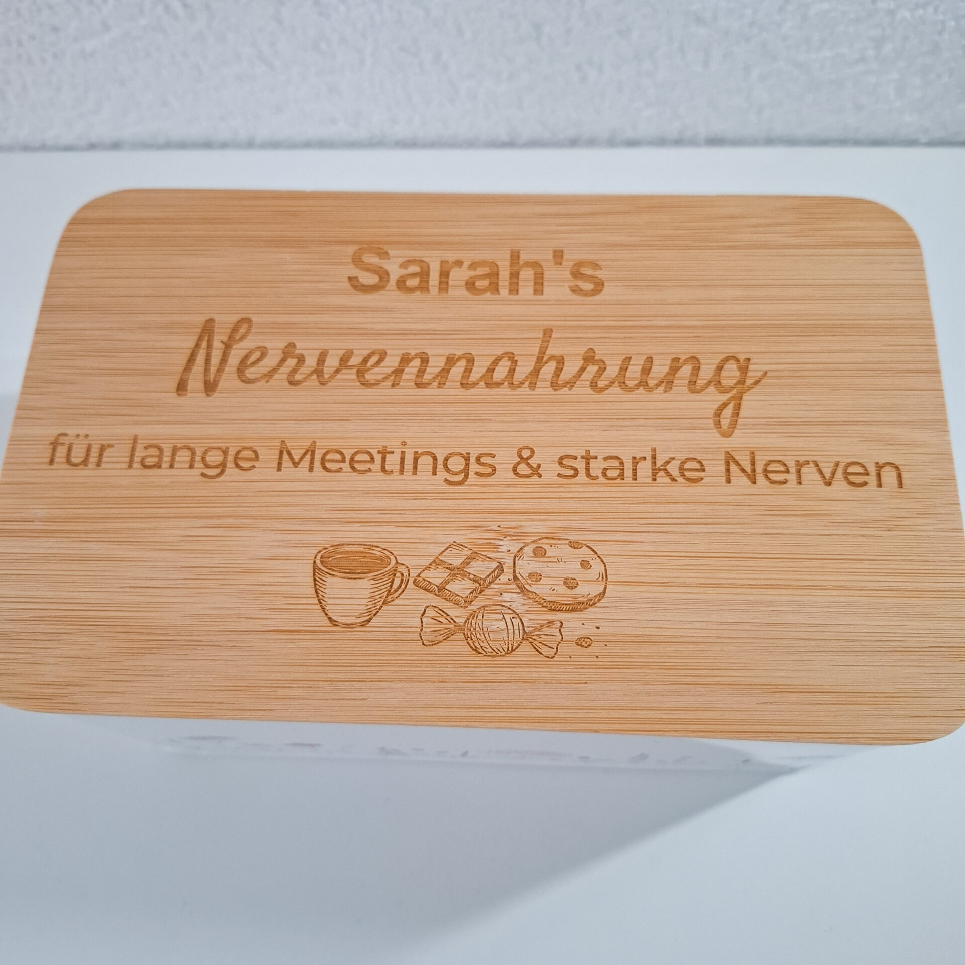 Personalisierte Keksdose aus Holz mit Gravur „Nervennahrung“ und Name – Guetzlidose als humorvolle Geschenkidee für Büro, lange Meetings, Kollegin oder Kollegin