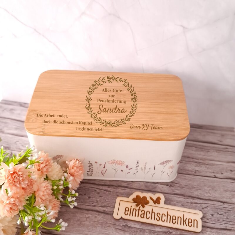 Personalisierte Keksdose zur Pensionierung – mit Name & optional Unterschriften. Emotionales Gemeinschaftsgeschenk zum Abschied in die Rente.