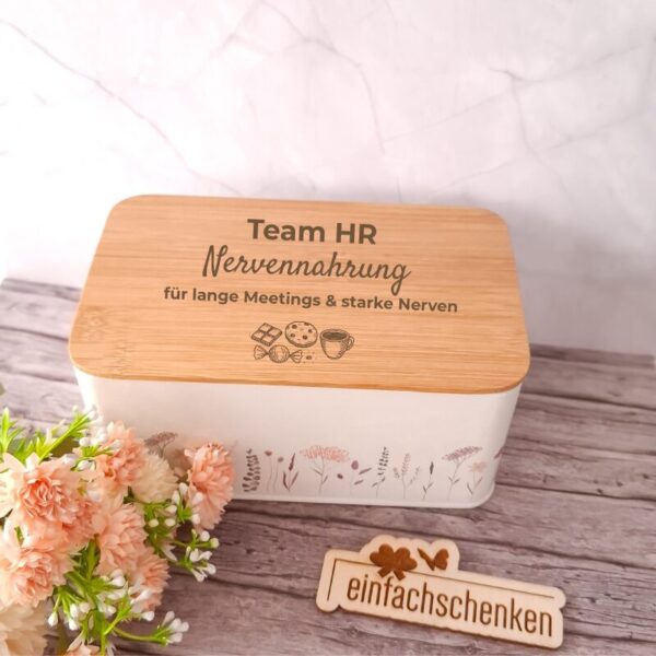 Personalisiert: Team Nervennahrung Keksdose – ideal als Bürogeschenk für Kolleg*innen, zum befüllen mit Snacks & Gravur. Jetzt gestalten!