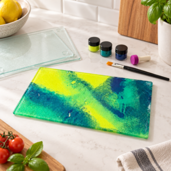 Bemaltes Glas-Schneidebrett mit Farben und Pinsel – einfachschenken Bastelset zum Geschenke basteln und Geschenk selber machen Chäsbrättli bemalen