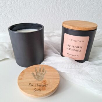 Personalisierte Duftkerze mit Hand- oder Fussabdruck – das perfekte Geschenk für Mama, Gotte, Tante oder Oma zu Geburtstag oder Weihnachten.